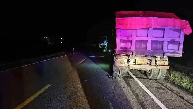 痛心!吉安一大貨車路邊違停,車輛撞上后致1人死亡